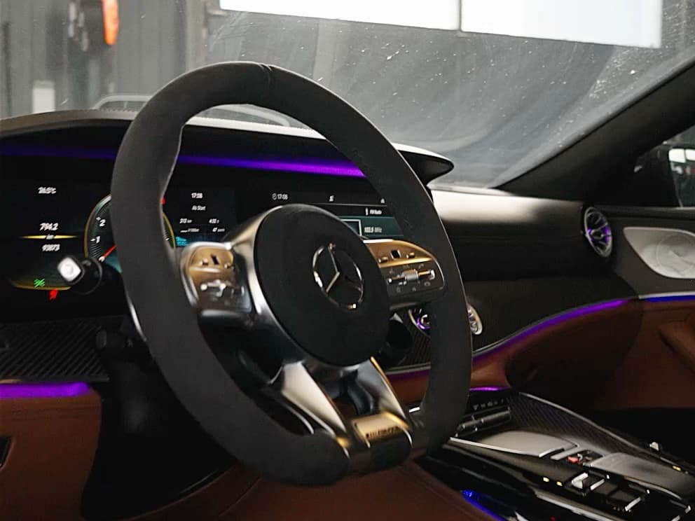 Cockpit des Mercedes-AMG GT 63 mit nachgerüstetem AMG-Performance-Lenkrad in Alcantara mit Drive-Unit-Tasten
