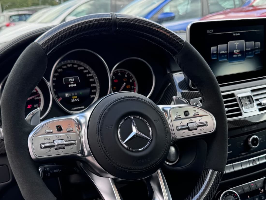 Cockpit eines Mercedes CLS mit nachgerüstetem AMG-Lenkrad aus Carbon und Alcantara mit Touch-Tasten