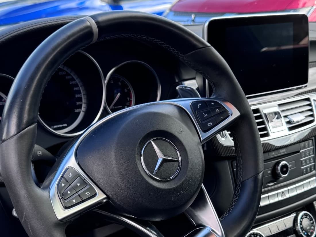 Cockpit eines Mercedes CLS mit dem alten, abgegriffenen Lederlenkrad